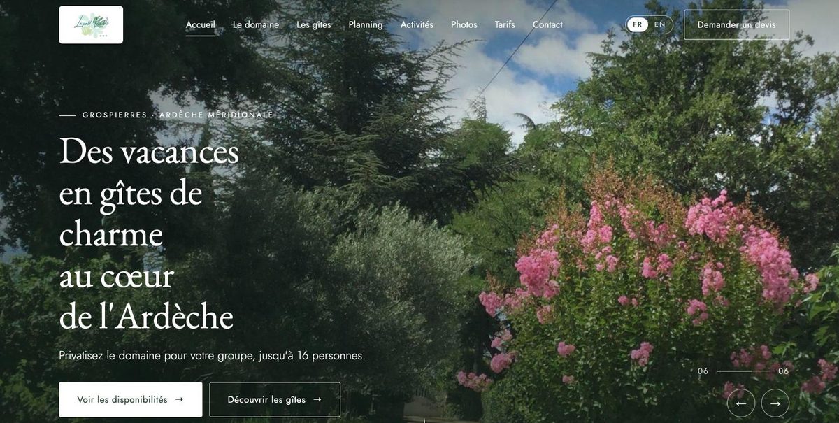 Nouveau site : grande photo du domaine et titre « Des vacances en gîtes de charme au cœur de l'Ardèche »